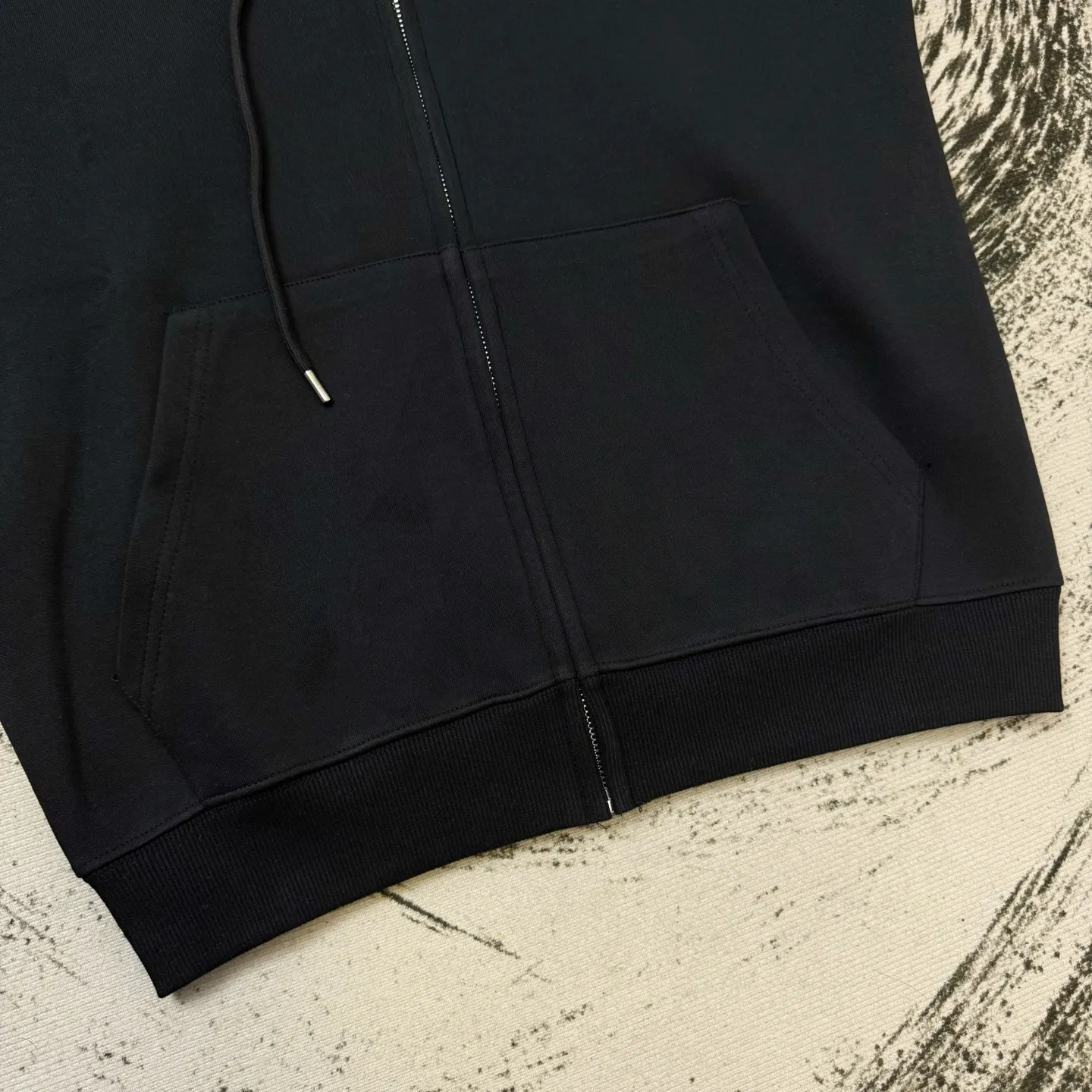 P250 Ralph small label embroidered hooded jacket, the same style at Ralph Lauren counters. It is made of high-gram composite fabric with hemmed strips. It has a very textured handle. It is three-dimensional and atmospheric. It is easy to wear in autumn and winter. It is simple and elegant. It adopts the os version. The upper body effect is very good. It is suitable for all body types. Soft and comfortable. Craftsmanship imported custom zippers➕Hardware and accessories are complete. The embroidery is full and three-dimensional. Perfect restoration of zp 2:1. Same style for men and women. Versatile and easy to wear. Size s m l xl color black navy